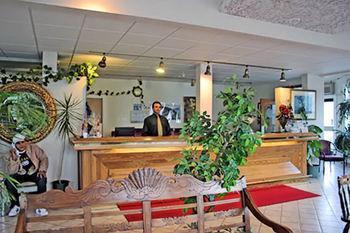 Airport Inn Lakeside Winfield Buitenkant foto